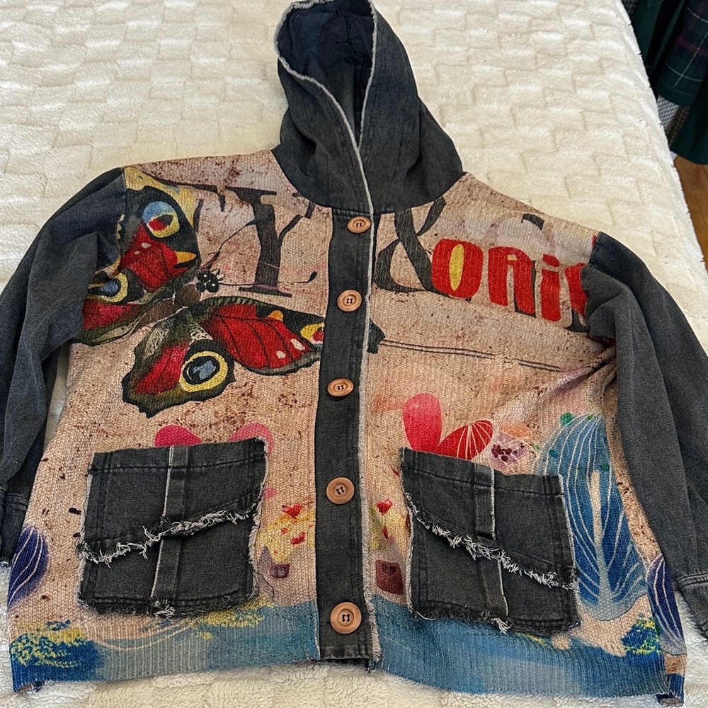 S—Trendy Denim Jacket with Frayed Edges